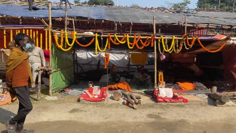 Versammlung-Indischer-Hinduistischer-Sadhus-Im-Durchgangslager-Gangasagar