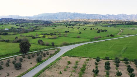 Flug-über-Eine-Straße-In-Der-Landschaft-Zyperns-Im-Hintergrund-Der-Kyrenia-Berge