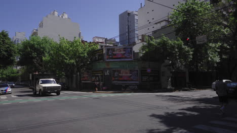 Verkehrsszene-Im-Bezirk-Palermo,-Buenos-Aires,-Fußgängerüberweg
