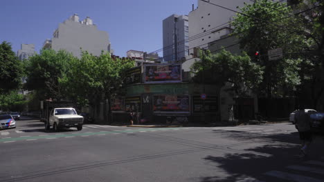 Traffic-scene-in-Palermo-district,-Buenos-Aires,-pedestrian-crossing-street