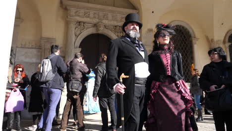 Paar-Liebhaber-Posieren-Während-Des-Berühmten-Karnevals-In-Venedig-Mit-Traditionellem-Kostüm-Und-Maske