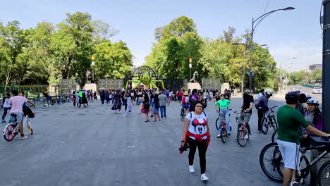 Timelapse-En-La-Entrada-Principal-De-Chapultepec-Durante-El-Festival-De-Primavera