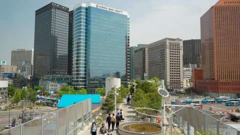 Grupos-De-Personas-Con-Máscaras-Caminando-Por-El-Parque-Skygarden-7017-De-Seúl-Sobre-Las-Calles-De-La-Ciudad-De-Seúl