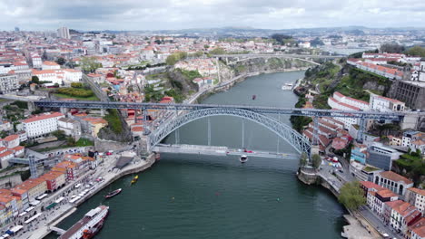 Vista-Aérea-Del-Famoso-Puente-Dom-Luis-Y-El-Paisaje-Urbano-En-Porto,-Portugal