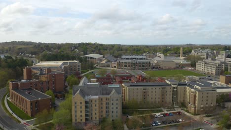 Der-Luftsockel-Zeigt-Den-Campus-Des-Boston-College-In-Newtown,-Massachusetts