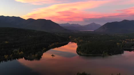 Dramatischer-Sonnenuntergangshimmel-über-Dem-June-Lake-Im-Herbst-Im-Glacier-National-Park-Montana