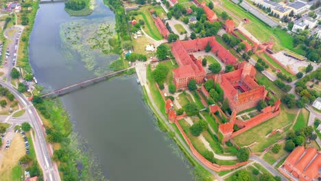 Castle-of-the-Teutonic-Order-in-Malbork-is-a-13th-century-castle-located-near-the-town-of-Malbork,-Poland