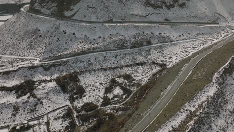 Luftaufnahme-über-Schneebedeckter,-Zerklüfteter-Hunza-Tallandschaft-Mit-Blick-Auf-Eine-Leere-Bergstraße