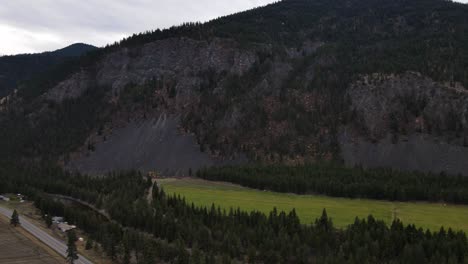 Montaña-épica-Que-Se-Eleva-Sobre-El-Parque-Provincial-De-Stemwinder-En-Columbia-Británica,-Canadá