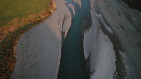 Luftaufnahme-über-Den-Neuseeländischen-Alpenfluss-Zu-Schneebedeckten-Bergen