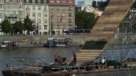 Construcción-De-Una-Rampa-Para-Deportes-Extremos-En-Un-Pontón-Flotante-En-El-Río-Vltava