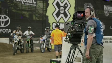Camarógrafo-De-X-games-Filmando-Una-Transmisión-De-Motociclistas-De-Motocross-Que-Se-Preparan-Para-La-Competencia