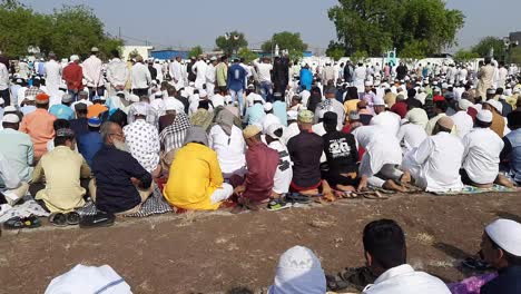 Un-Pueblo-Musulmán-Realizando-La-Oración-Eid-Ul-Fitr-O-Namaz-En-Eid-Gah-En-India