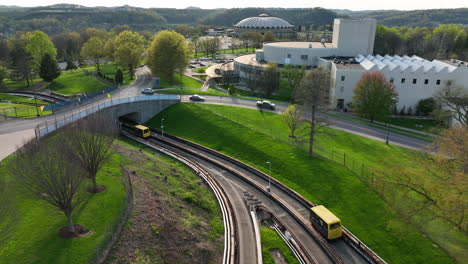 Los-Coches-De-Tránsito-Rápido-Personal-Pasan-Por-Las-Vías-De-La-Universidad-De-Virginia-Occidental