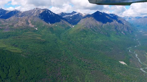 Small-airplane-flight-in-the-Matanuska-Valley-west-of-Palmer-Alaska,-along-the-Talkeetna-Mountain-range