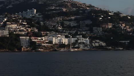 Prominente-Häuser-In-Der-Nähe-Der-Küste-Von-Acapulco-Und-Weit-Weg-Am-Boot