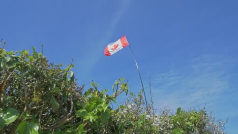 Weitwinkelaufnahme-Der-Kanadischen-Flagge,-Die-Im-Wind-Vor-Blauem-Himmel-Weht
