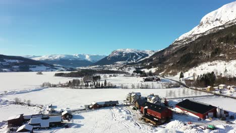 Winter-über-Dem-Bauernhof-Smalahovetunet-Neben-Lonavatnet-In-Voss,-Norwegen-–-Luftaufnahme-Neben-Der-Straße-E16-Mit-Blick-Auf-Den-Berg-Hanguren-In-Voss