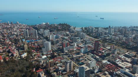 Luftaufnahme-Der-Stadt-Viña-Del-Mar-Und-Der-Meereslandschaft-Tagsüber-In-Chile