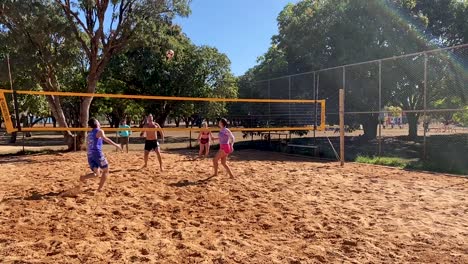 Aufnahmen-Von-Menschen,-Die-An-Einem-Sommertag-Im-Stadtpark-Der-Stadt-Brasilia-Fußvolleyball-Spielen