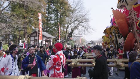 Japanische-Einheimische-Treffen-Sich-Beim-Jahr-Des-Tiger-Sagucho-Festivals