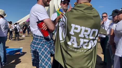 Der-Pro-Waffen-Protest-In-Der-Stadt-Brasilia,-Als-Der-Brasilianische-Präsident-Bolsonario-Ein-Dekret-Unterzeichnete,-Das-Es-Den-Brasilianern-Erleichtert,-Waffen-Zu-Hause-Zu-Behalten