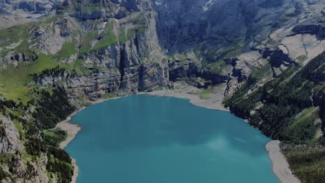 Lago-Oeschinen-Y-Las-Montañas-Circundantes-Disparadas-Con-Drones-En-Un-Día-Soleado-De-Verano