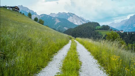 Bewölkter-Tag-Wanderweg-Zeitraffer-Von-Einem-Kleinen-Europäischen-Bergdorf-In-Den-Dolomiten,-Italien