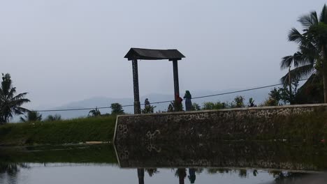 Ankommende-Menschen-Und-Blick-Auf-Einen-Der-Seen-In-Sukabumi,-West-Java,-Indonesien,-8.-Mai-2022