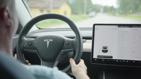 La-Pantalla-De-Control-Interior-Y-El-Volante-De-Un-Tesla-Modelo-3