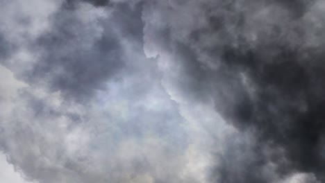 Dunkle-Cumulonimbuswolken-Am-Dunklen-Himmel-Vor-Dem-Regen