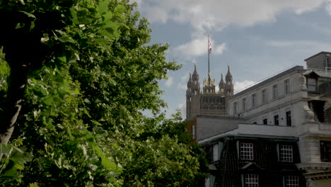 Toma-Distante-De-La-Torre-Victoria-Con-Una-Bandera-Union-Jack-Ondeando-En-El-Viento-En-El-Palacio-De-Westminster-El-14-De-Junio-De-2022