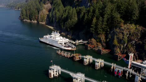 Ferry-Entrando-En-La-Terminal-De-Horseshoe-Bay-En-El-Oeste-De-Vancouver,-BC,-Canadá