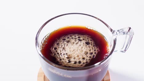 Tasse-Dampfend-Heißen-Schwarzen-Kaffee