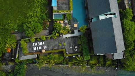 Filmische-Drohnenaufnahmen-Vom-Berawa-Strand-In-Canggu,-Bali-Mit-Wunderschöner-Landschaft,-Teuren-Hotels-Und-Villen-Bei-Ruhigem-Wetter