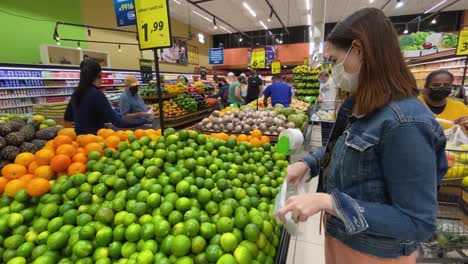 Imágenes-De-Los-Clientes-Que-Ahora-Tienen-Abundancia-De-Frutas-Y-Verduras-En-El-Supermercado-Debido-Al-Hecho-De-Que-Ahora-Hay-Muchos-Menos-Compradores-Presentes-Después-De-La-Pandemia-De-Covid