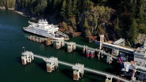 Vista-Aérea-Del-Ferry-Bc-Acercándose-A-La-Bahía-De-Herradura-En-El-Oeste-De-Vancouver,-Canadá