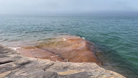 Abgebildete-Felsenküste-Von-Munising,-Michigan,-Wellen-An-Einem-Sonnigen-Tag-Auf-Felsformationen-Im-Wasser