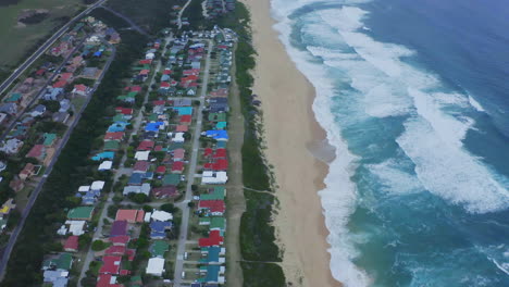 Imágenes-De-Drones-De-4k-De-Una-Costa-Junto-A-Una-Ciudad