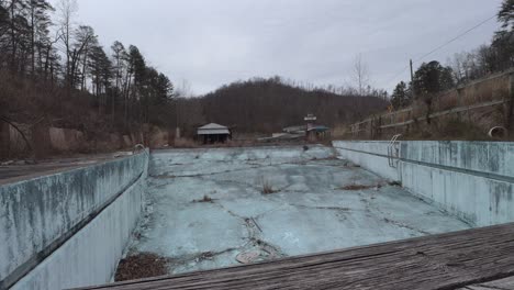 Imágenes-Deslizantes-De-Una-Piscina-Abandonada-Y-Cubierta-De-Vegetación-En-El-Antiguo-Centro-De-Entretenimiento-Fugates-En-El-Este-De-Kentucky