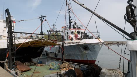 Arrastrero-De-Pesca-Llega-Al-Puerto-De-Sozopol-Puerto-De-La-Costa-Del-Mar-Negro-Para-Atracar