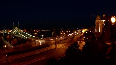 Blaue-Stunde-Und-Nächtlicher-Zeitraffer-Vom-Gellért-Platz-Und-Der-Freiheitsbrücke-Mit-Ultraweitwinkel-Fischaugenobjektiv,-Budapest,-Ungarn