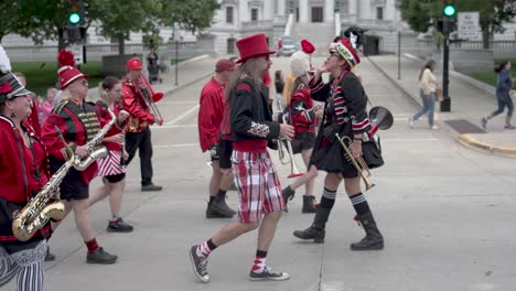 Geschmack-Der-Madison-Street-Band,-Die-Tilt-To-The-Capitol-Spielt