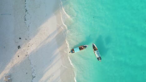 Playa-De-Nungwi,-Zanzíbar---Tanzania---18-De-Junio-De-2022---Barcos-En-El-Océano-índico-En-Un-Día-Soleado-Y-Nublado-Durante-El-Amanecer
