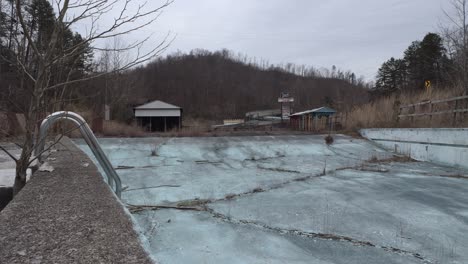 Imágenes-Deslizantes-De-Una-Piscina-Abandonada-Y-Cubierta-De-Vegetación-En-El-Antiguo-Centro-De-Entretenimiento-Fugates-En-El-Este-De-Kentucky