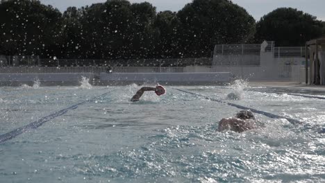 Zeitlupenschwimmen-Im-Schwimmbad-Von-Montpellier,-Frankreich