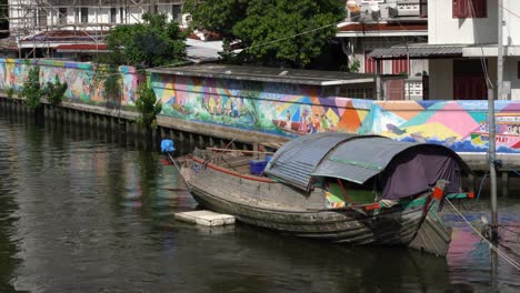 Bote-De-Cola-Larga-Amarrado-En-El-Canal-En-Bangkok