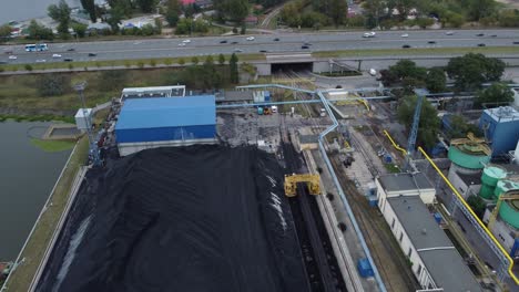 Eine-Drohnenaufnahme-Des-Kohlekraftwerks-Żerań-In-Warschau,-Polen