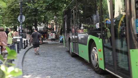Ein-Blick-Auf-Den-öffentlichen-Bus-Der-Grünen-Linie-In-Tiflis,-Georgien