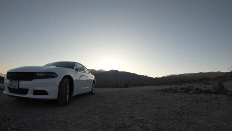 Death-Valley-Morgenzeitraffer-Sonnenaufgang-Dodge-Charger,-Berge,-Wüstencampingplatz,-Heißes-Wetter